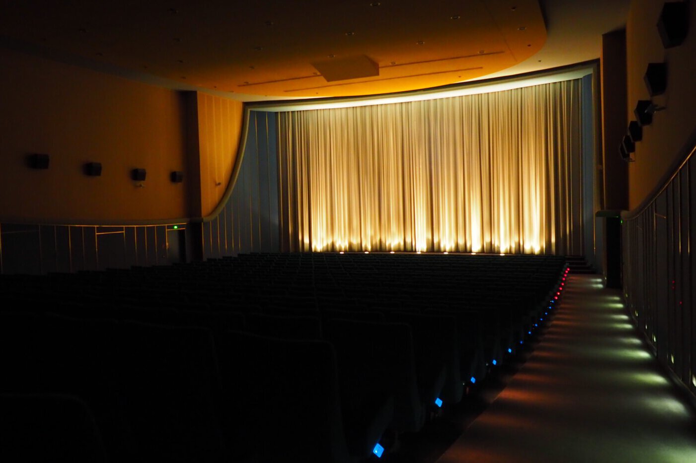 Kinoleinwand mit Vorhang