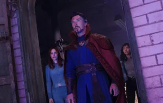 Szenenbild: Doctor Strange, im Hintergrund America Chavez + Wanda Maximoff