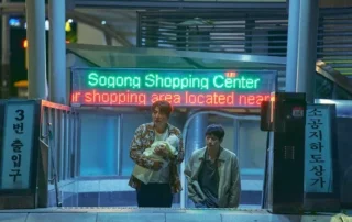Broker: zwei Männer in Seoul mit Baby im Arm