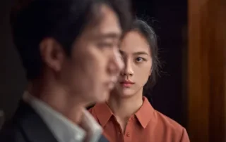 Decision to Leave: Protagonist im Profil, Protagonistin sieht in im Halbprofil an