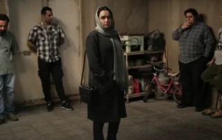 Leila's Brothers: mittelalte Iranerin, im Hintergrund ihre älteren Brüder