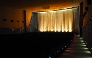 Kinosaal mit Kinoleinwand und Vorhang