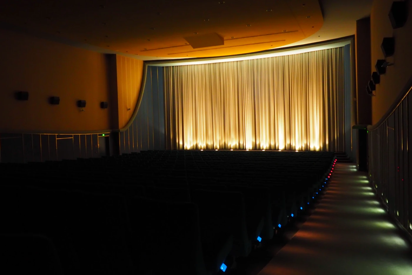 Kinosaal mit Kinoleinwand und Vorhang
