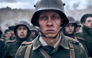 Kriegsfilm-Szenenbild: WWI Soldat mit Helm