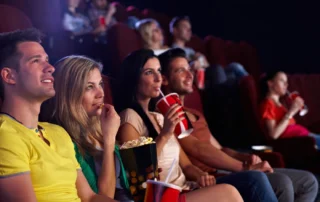 Kinobesucher mit Popcorn