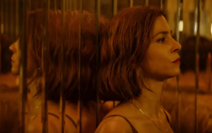 junge weiße Frau in spiegelnder Club Location, Halbprofil