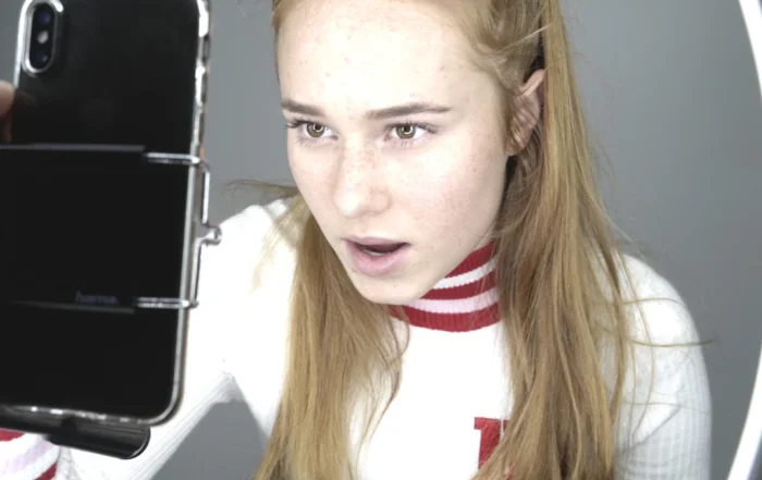 Influencerin Leoobalys macht ein neues Video für Social Media