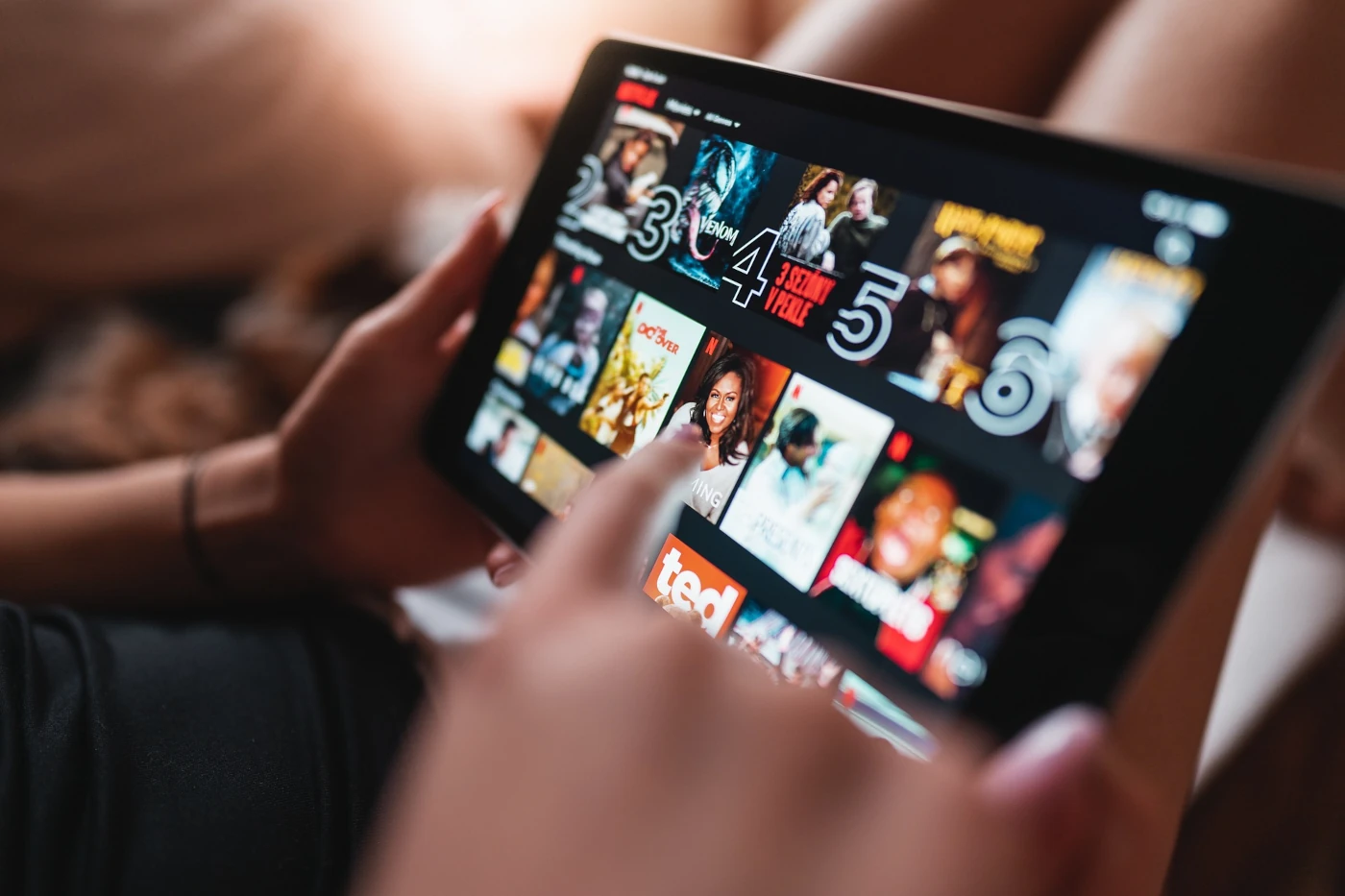 Tablet mit geöffneter Netflix App