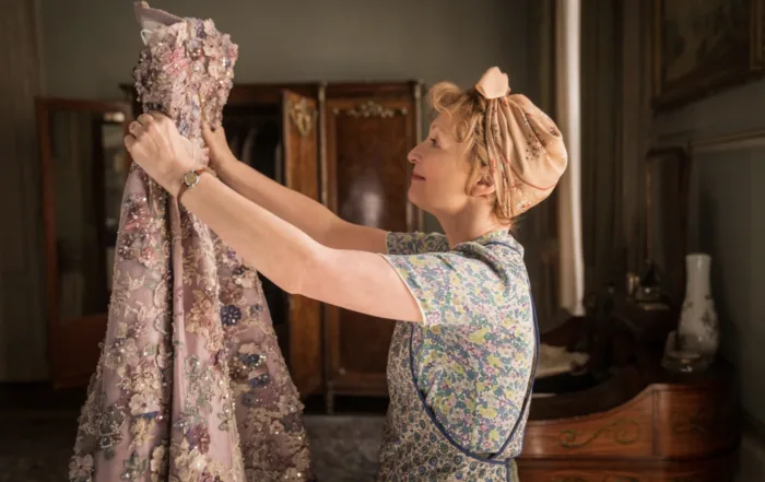 Mrs. Harris und ein Kleid von Dior Filmstill