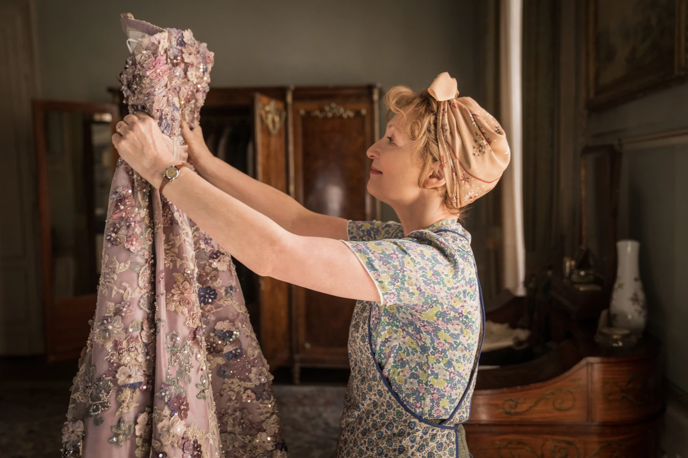 Mrs. Harris und ein Kleid von Dior Filmstill