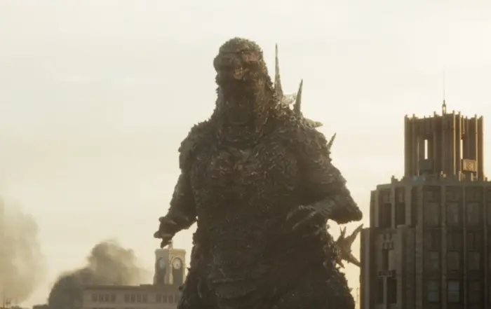 Godzilla erhebt sich in einer Nahaufnahme über der Stadt