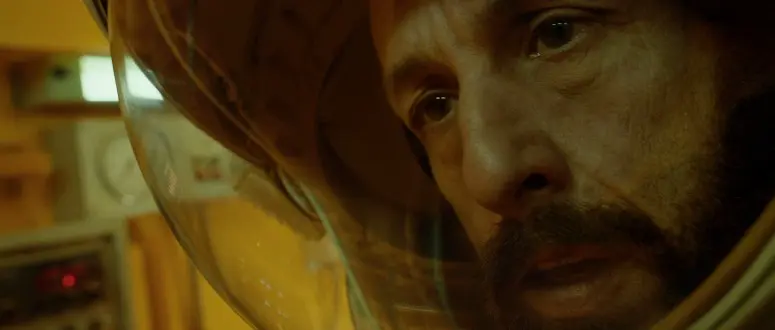 Close-Up von Adam Sandler als Jakub mit Raumfahrerhelm