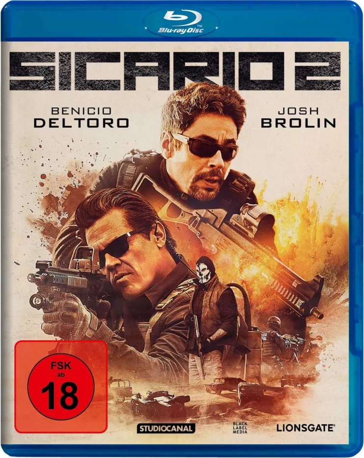 Blu-ray Cover des Films "Sicario 2", die Mitte füllt ein Montage aus bewaffneten Männern und einem Maskierten, sowie Explosionen, oben steht in schwarzen Buchstaben "Sicario 2" und die Namen "Benicio Del Toro" und "Josh Brolin", unten stehen beteiligte Studios sowie ein rotes Quadrat mit der Aufschrift "FSK ab 18"