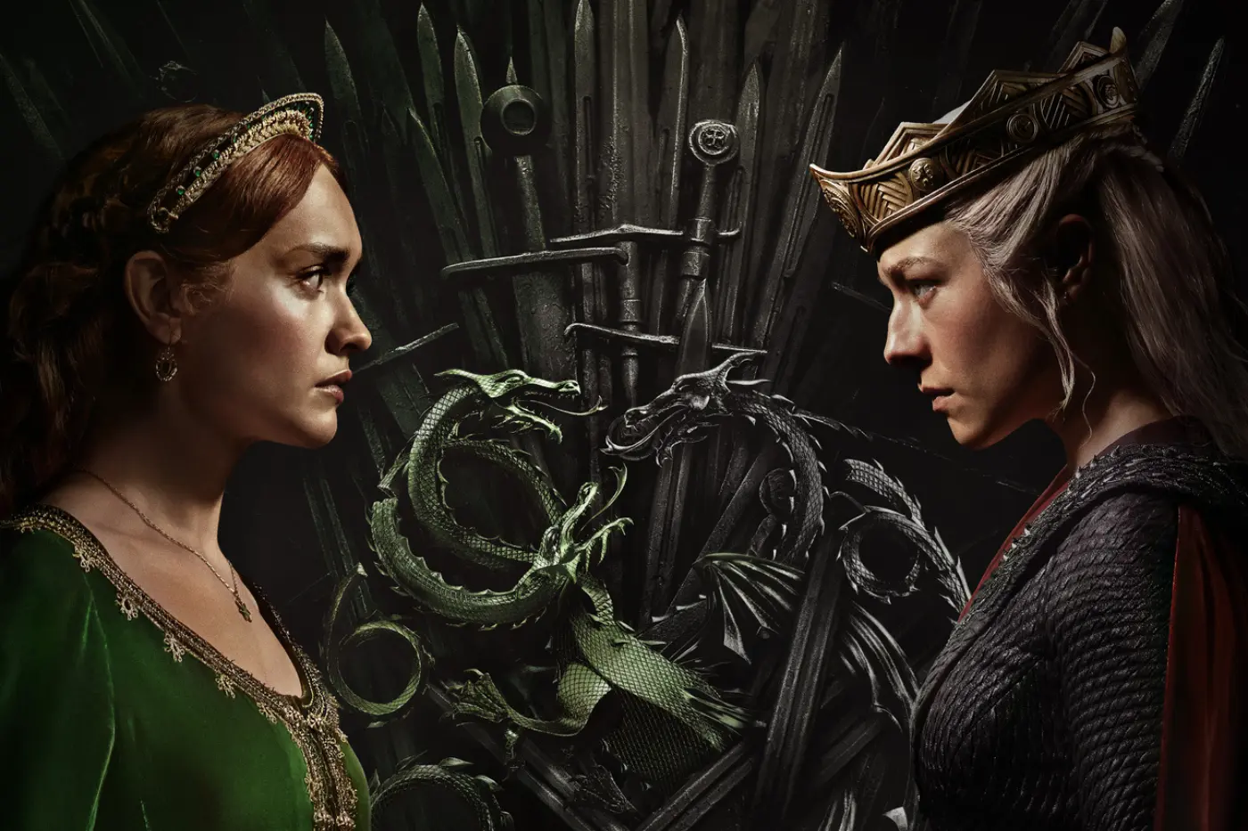 Postermotiv der zweiten Staffel House of the Dragon, in der Mitte ist der Eiserne Thron mit Schwertern und zwei sich kreuzenden Drachen zu sehen, daneben stehen sich Alicent und Rhaenyra gegenüber