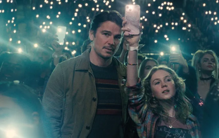 ein Konzert, Vater und Tochter stehen in einer Menschenmenge, in der Dunkelheit haben etliche Menschen ihr Handy gezückt und leuchten mit der Taschenlampe