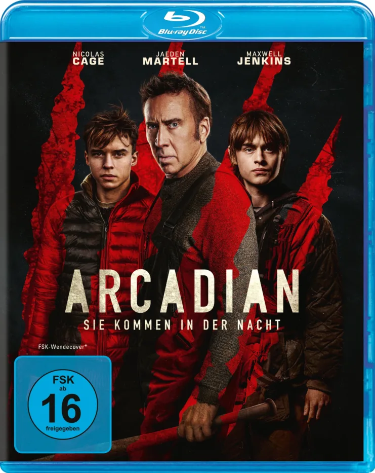 Blu-ray Cover des Films, am oberen Rand stehen in Großbuchstaben die Namen Nicolas Cages, Jaeden Martell und Maxwell Jenkins, den Vordergrund des Covers ziert eine Aufnahme jener drei Schauspieler und blutrote Kratzer, die das Bild durchziehen, im unteren Drittel steht der Titel Arcadian - Sie kommen in der Nacht, in der linken unteren Ecke prangt das blaue FSK: 16 Logo