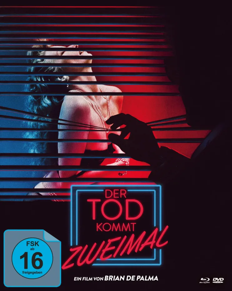 Bluray Cover des Films "Der Tod kommt zweimal", die Silhouette eines Mannes späht durch die heruntergelassene Jalousie eines Fensters, hinter dem Fenster ist eine freizügige gekleidete Frau sehen, die ihren Kopf nach oben reckt, im unteren Drittel steht der Titel des Films in Großbuchstaben, darunter EIN FILM VON BRIAN DE PALMA, in der linken unteren Ecke ist das FSK: 16-Logo zu sehen