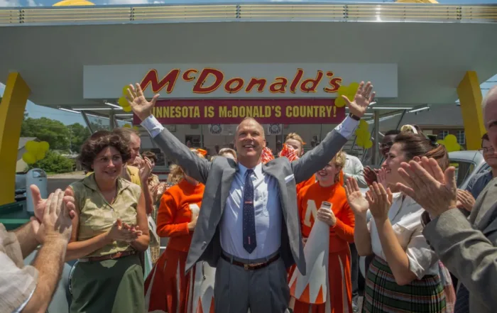 1950er Jahre, vor einem McDonalds-Gebäude hat sich eine Menschentraube versammelt, in der Mitte Ray Kroc (Michael Fassbender) in einem grauen Anzug, der die Arme freudig nach oben reißt