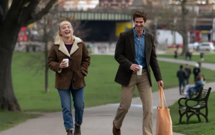 Almut (Florence Pugh) und Tobias (Andrew Garfield) schlendern vergnügt einen Gehweg entlang, sie hält einen Kaffeebecher in der Hand, er einen Einkaufsbeutel