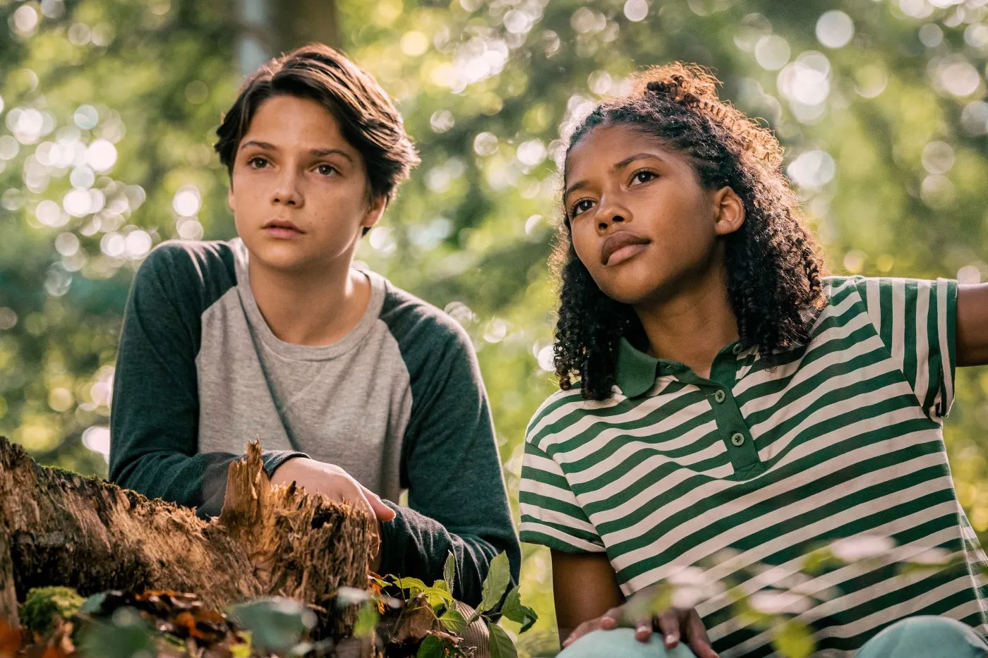 Carag (Emile Chérif) und Lou (Sophie Lelenta) im Wald