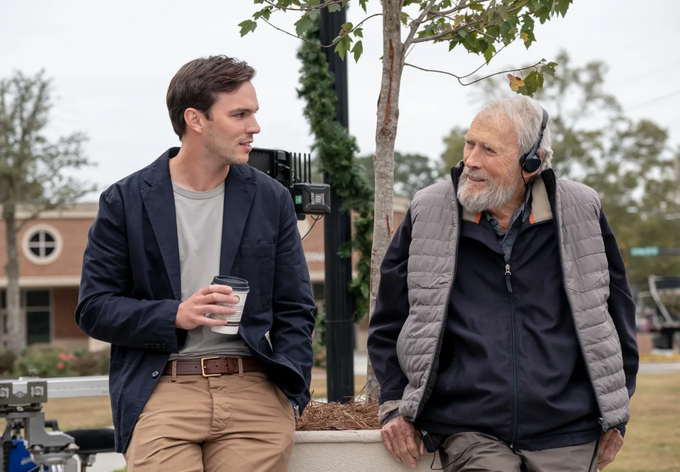 Clint Eastwood mit Hauptdarsteller Nicholas Hoult hinter der Kamera