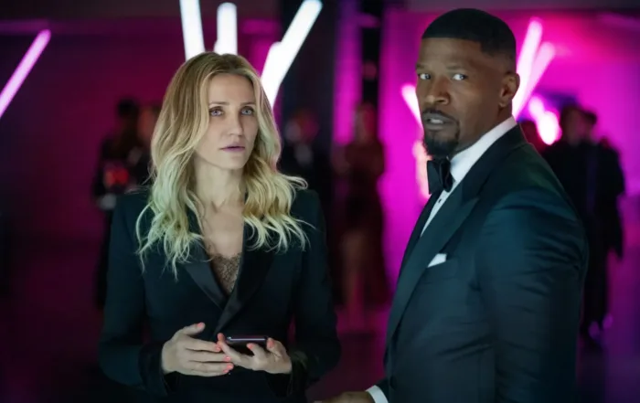 Cameron Diaz und Jamie Foxx als EMily und Matt in schicken Anzügen