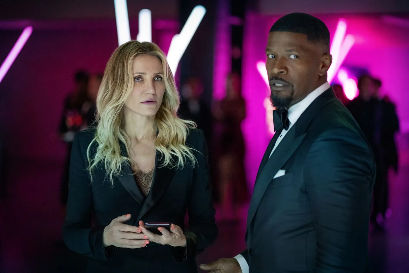 Cameron Diaz und Jamie Foxx als EMily und Matt in schicken Anzügen