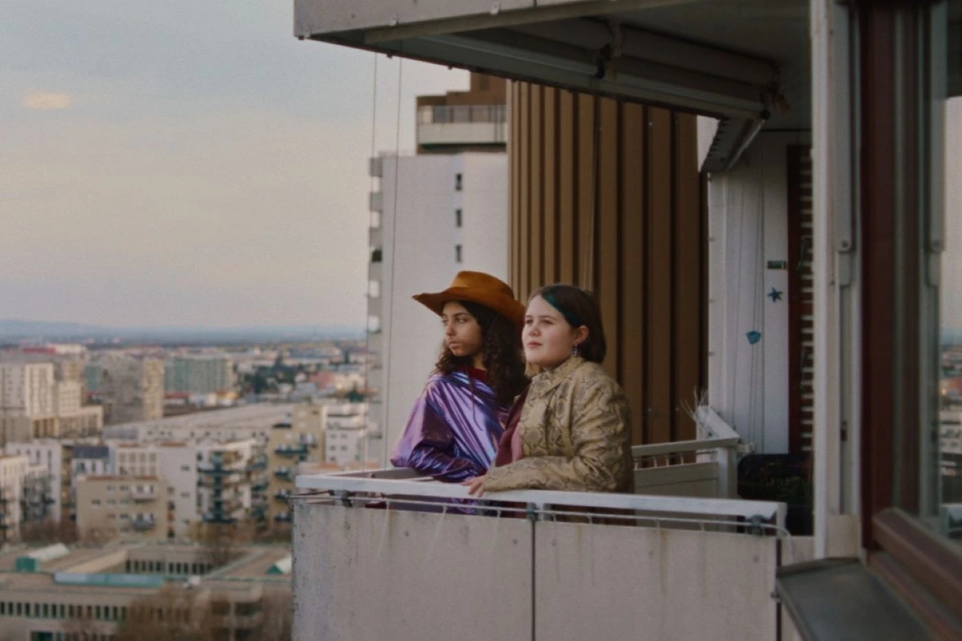 zwei Mädchen stehen auf dem Balkon eines Hochhaus-Appartments