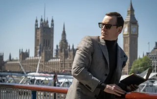 George Woodhouse (Michael Fassbender) an einem Geländer, hinter ihm der Westminster-Palast in London