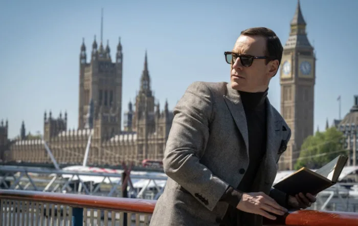 George Woodhouse (Michael Fassbender) an einem Geländer, hinter ihm der Westminster-Palast in London