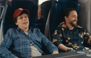 David (Jesse Eisenberg) und Benji (Kieran Culkin) sitzen im Zug