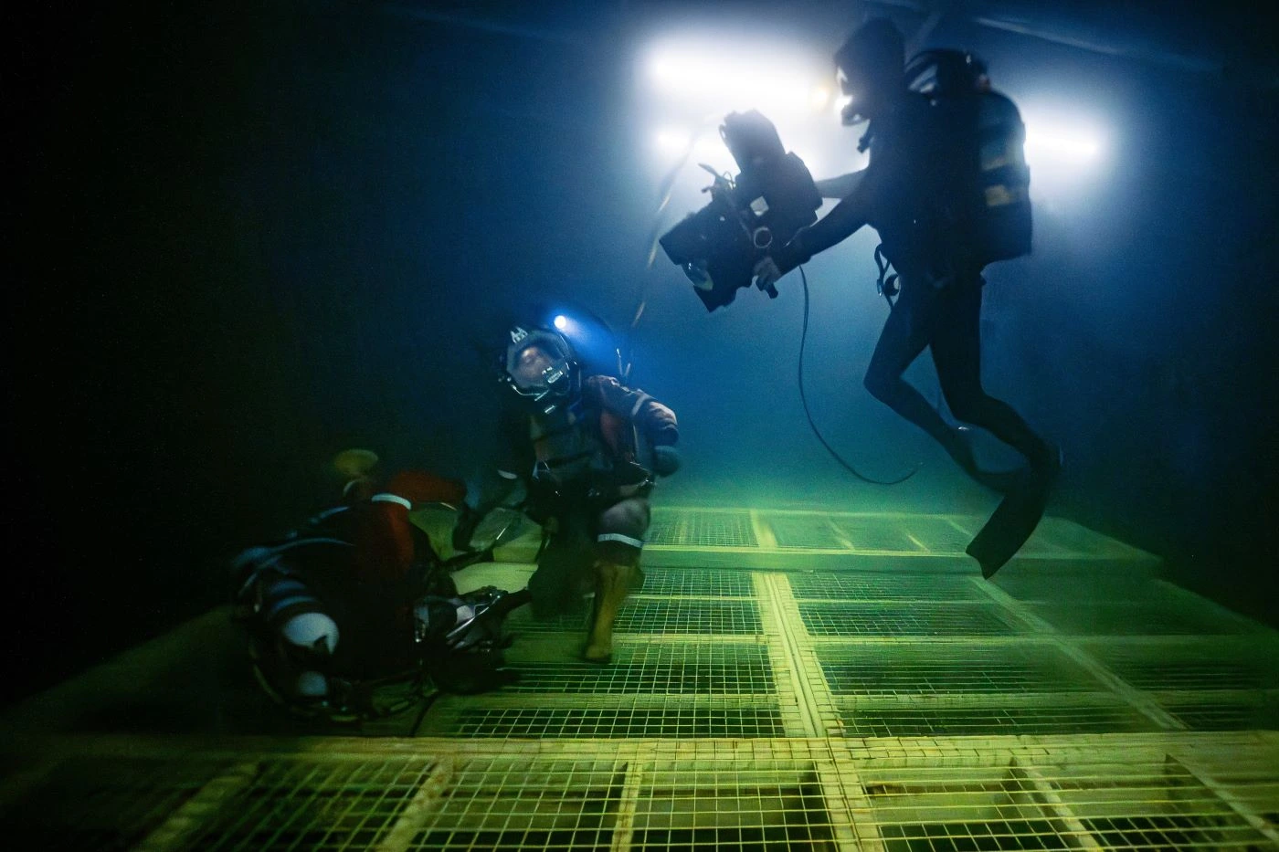 Simu Liu und Crewmitglieder am Set unter Wasser