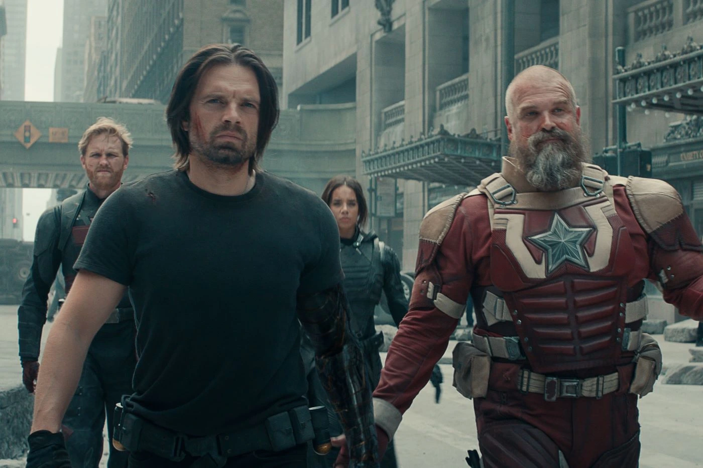 Bucky Barnes (Sebastian Stan) und Alexei Shostakov (David Harbour) breitschultrig auf einer Straße
