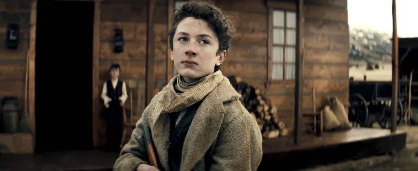 Lucas Hollister (Patrick Scott McDermott) bewaffnet vor einem Haus