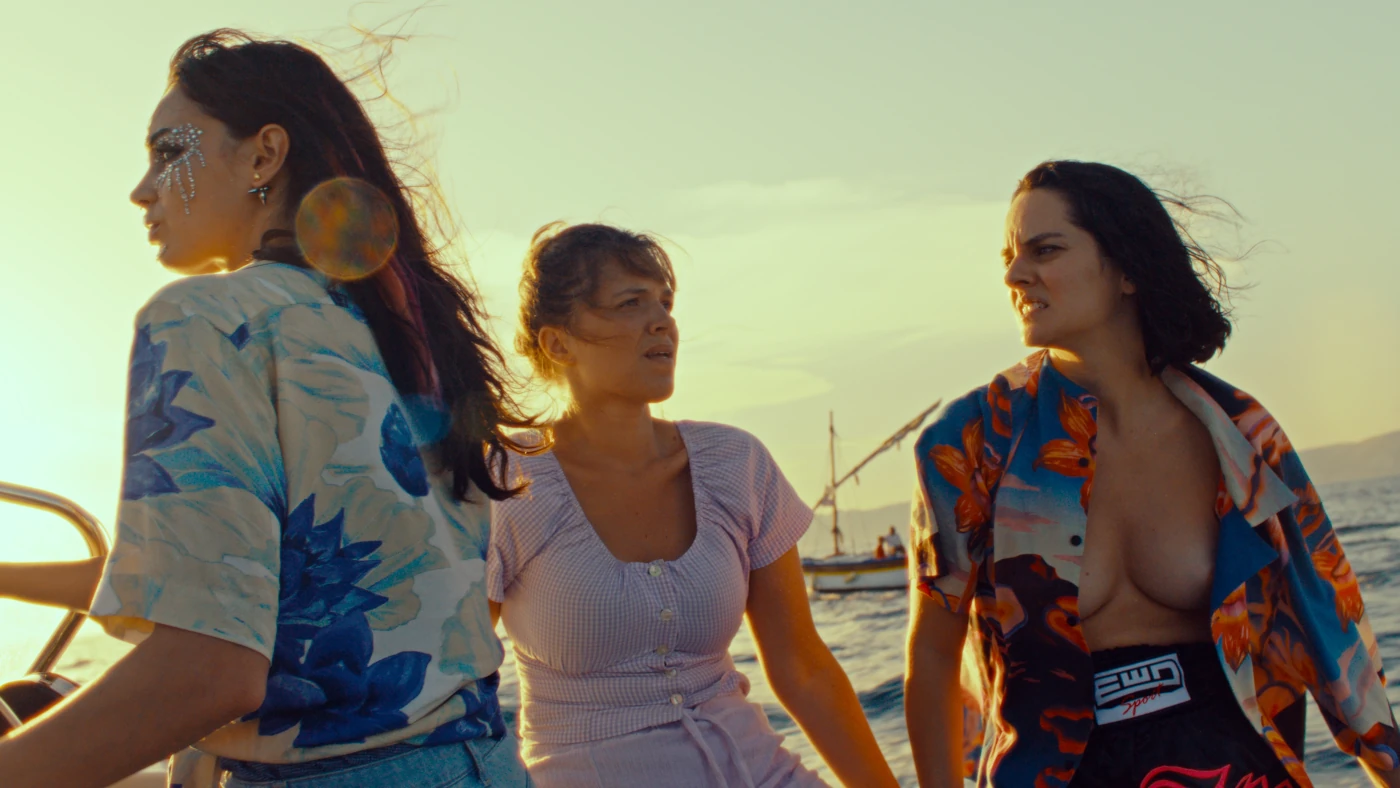 . l. n. r.: Ruby (Souheila Yacoub), Nicole (Sanda Codreanu) und Élise (Noémie Merlant) fahren auf das Meer, um einen Koffer mit belastendem Inhalt loszuwerden.