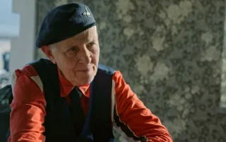 halbnahe Aufnahme einer älteren Person in Uniform und Mütze