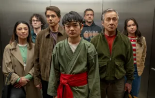 Ming Na Wen, Wyatt Oleff, Ralph Macchio, Ben Wang, Joshua Jackson, Jackie Chan and Sadie Stanley in Columbia Pictures KARATE KID: LEGENDS in einem Aufzug mit Blick zur Kamera