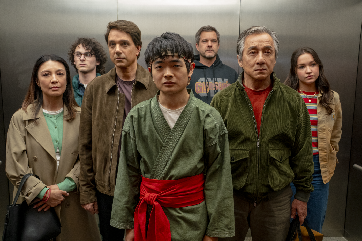Ming Na Wen, Wyatt Oleff, Ralph Macchio, Ben Wang, Joshua Jackson, Jackie Chan and Sadie Stanley in Columbia Pictures KARATE KID: LEGENDS in einem Aufzug mit Blick zur Kamera