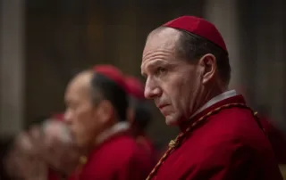 Ralph Fiennes als Lawrence in roter Kardinalsrobe
