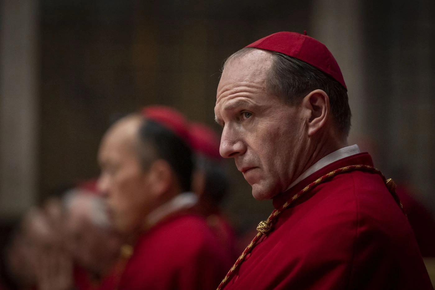 Ralph Fiennes als Lawrence in roter Kardinalsrobe
