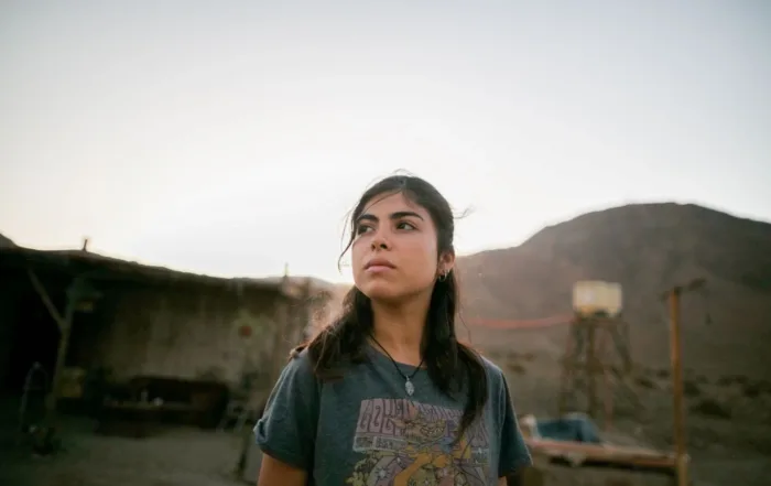 Carola Orgulllosa vor hügeliger Wüstenlandschaft