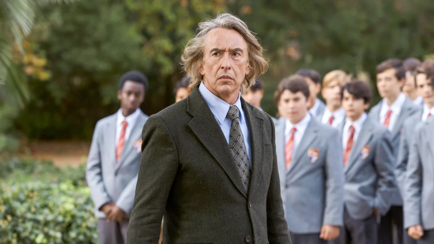 Steve Coogan als Lehrer Tom mit dem Rücken zu einer Gruppe uniformierter Schüler