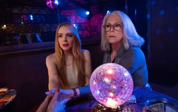 zwei Frauen in einem Club vor einer leuchtenden Kugel