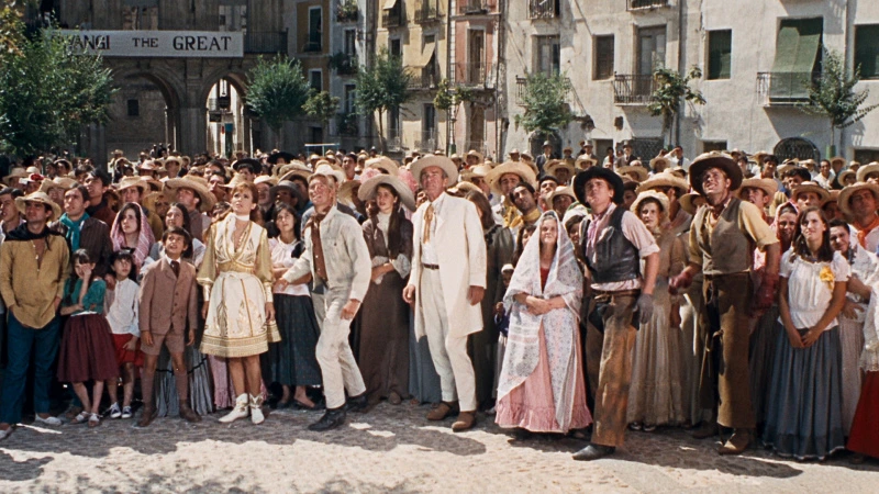 eine versammelte Menschenmenge mit Cowboyhüten schaut erstaunt