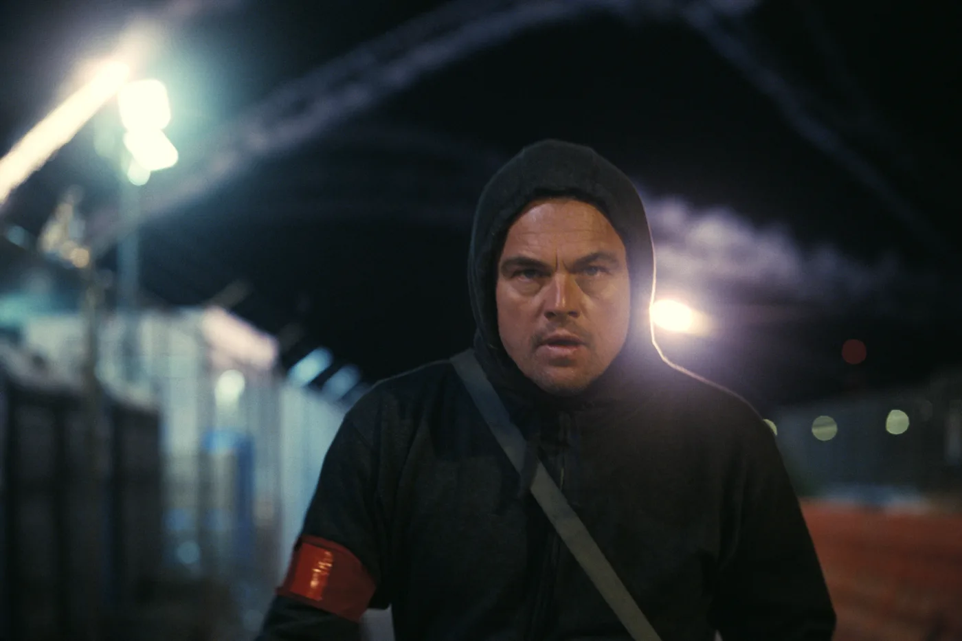 Leonardo DiCaprio als Bob Ferguson im zugeschnürten Kapuzenpulli bei Nacht