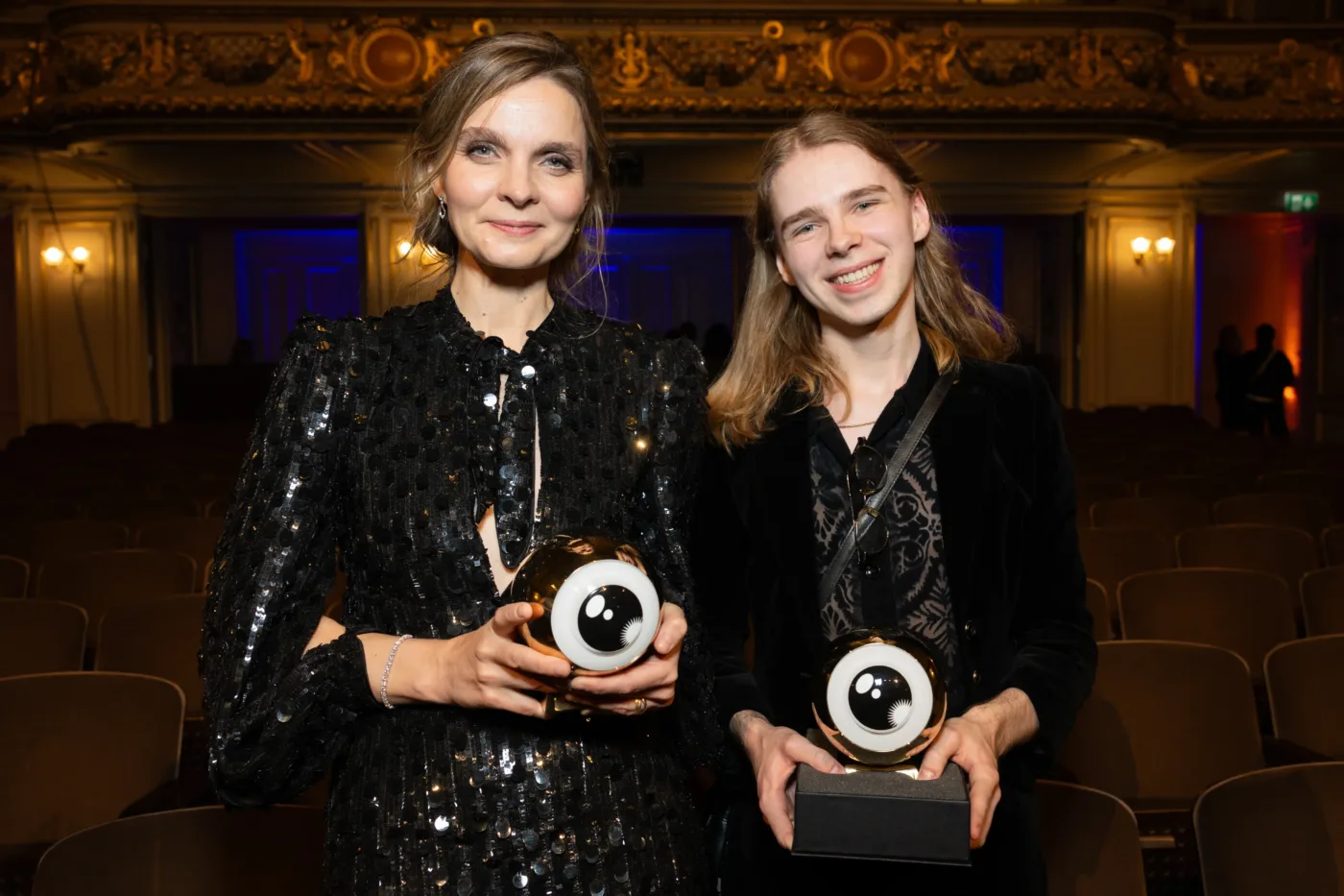 Hildur Guðnadóttir und Mikal Grigorowitsch halten beim 21. Zurich Film Festival ihre goldenen „Auge“-Trophäen in den Händen