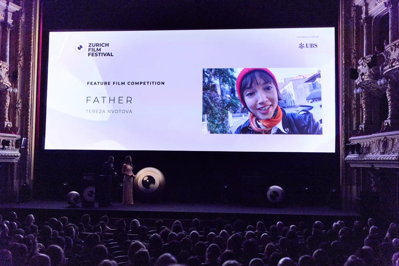 Im vollbesetzten Kinosaal des 21. Zurich Film Festival wird auf der Leinwand der Gewinnerfilm „Father“ von Tereza Nvotová im Feature-Film-Wettbewerb bekannt gegeben