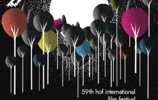 Bunte, stilisierte Baumkronen in Rot, Schwarz, Gelb, Blau und Pink mit weißen Baumstämmen vor schwarzem Hintergrund mit weißen Punkten. Unten rechts steht in weißer Schrift '59th hof international film festival'. Oben links ist ein weißes, stilisiertes Logo mit den Worten 'HOME OF FILMS'. [erstellt mit KI]