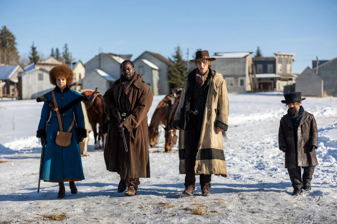 Vier Personen gehen auf einem schneebedeckten Feld, im Hintergrund sind mehrere kleine Häuser und Nadelbäume zu sehen. Die erste Person trägt einen langen blauen Mantel mit schwarzem Pelzbesatz und eine braune Umhängetasche. Die zweite Person ist in einen langen braunen Mantel gehüllt und hält einen Stock. Die dritte Person trägt einen langen, hellen Mantel mit dunklem Besatz und einen Hut. Die vierte Person, ein Kind, trägt einen dunklen Mantel und einen Zylinderhut. Im Hintergrund sind zwei Pferde zu erkennen. [erstellt mit KI]