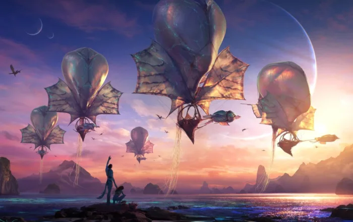 Mehrere große, ballonartige Flugobjekte mit organisch anmutenden, fächerförmigen Flügeln schweben über einer Küstenlandschaft bei Sonnenuntergang. Die Flugobjekte haben eine glatte, glänzende Oberfläche und sind mit langen, fadenartigen Anhängseln versehen. Am Boden stehen zwei Personen auf felsigem Untergrund nahe dem Wasser, während ein Vogel am Himmel fliegt. Im Hintergrund sind Berge und ein großer, halb sichtbarer Planet am Himmel zu sehen. [erstellt mit KI]